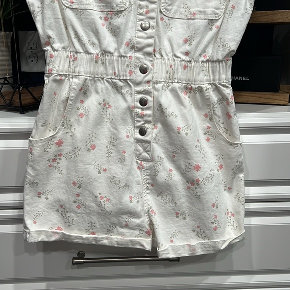CELEBRITY PINK
M (7-9) Juniors White with flowers romper Good Condition - Picture 3 of 6